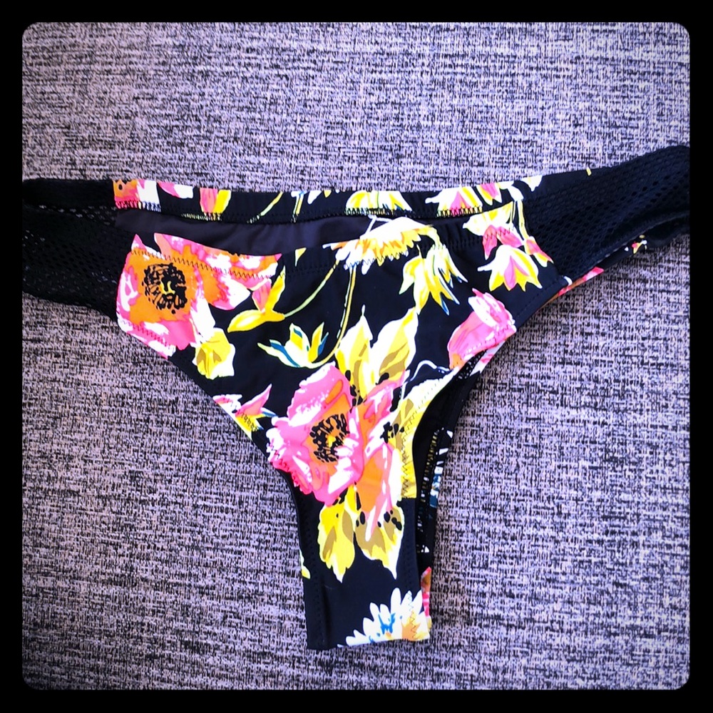 Never worn Volcom bathing suit bottoms